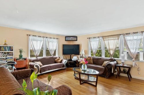 1 Jones Pl, White Plains NY  10606-2218 exterior