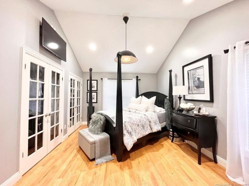 881 Howard Ave, Bridgeport CT 06605-1924 exterior