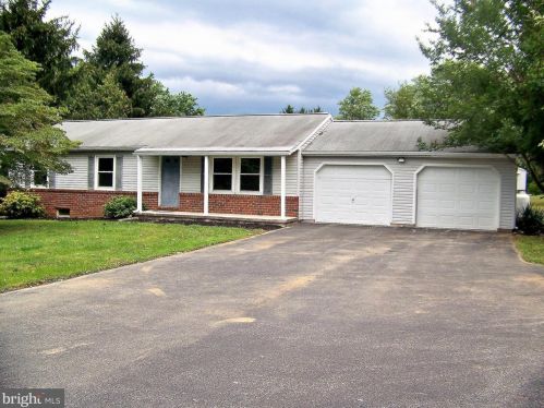 2150 Yingling Dr, Spring Grove, PA 17362-8972