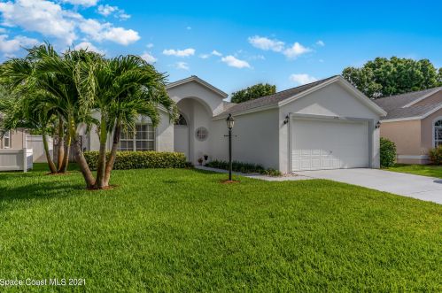 2495 Coral Ridge Cir, Melbourne, FL 32935-3631