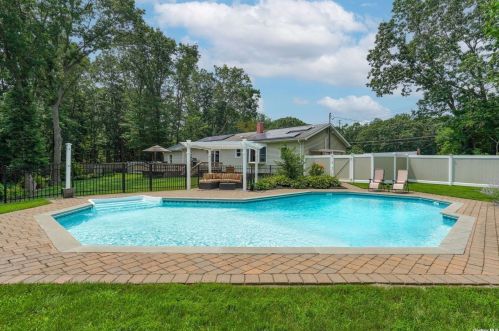 129 Crystal Brook Hollow Rd, Mount Sinai NY  11766-2102 exterior