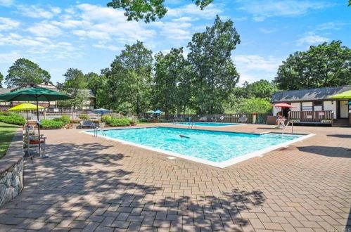 20 Foxwood Dr, Pleasantville NY  10570-1624 exterior
