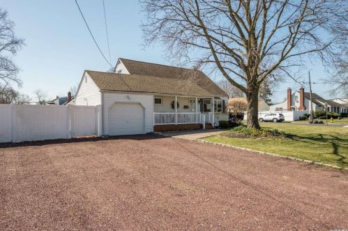 156 Weeks Rd, Babylon, NY 11703-3234