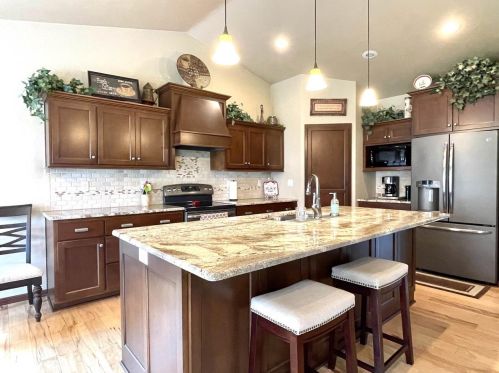 3193 Beth Dr, Green Bay, WI 54311-7590
