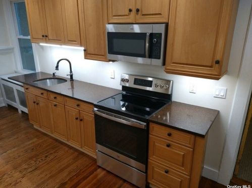 53 Old Dock Rd, San Remo NY  11754-2613 exterior