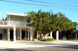 211 Treasure Harbor Dr, Plantation Key, FL 33036-3137