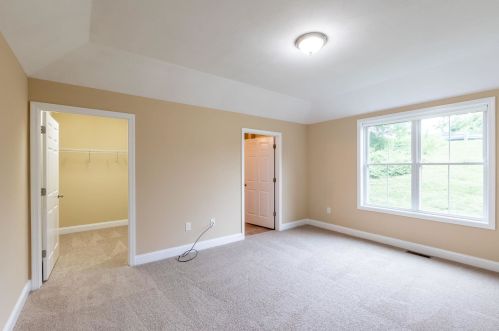 2 Sugar Plum Ln, Londonderry NH  03053-3300 exterior
