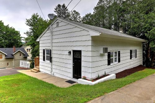 68 Park St, Huntington, CT 06484-4134