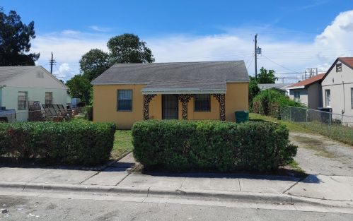 587 4th St, West Palm Beach, FL 33404-7821