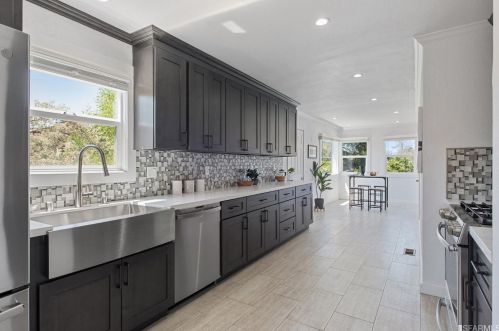 9411 Castlewood St, Oakland CA 94605-4415 exterior