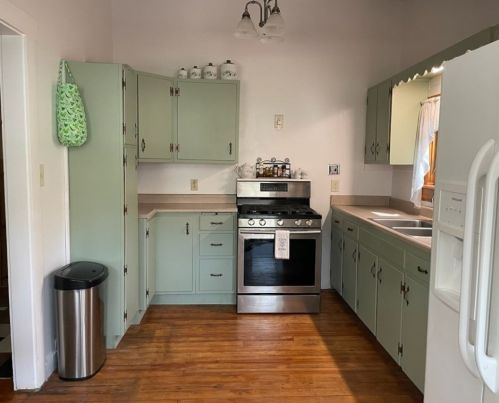 9 Hemlock Rd, Laughlintown, PA 15655-1011