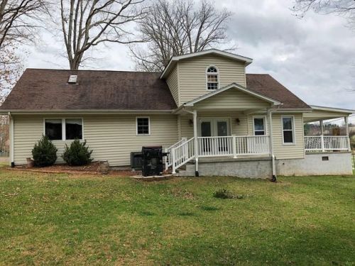 115 Veterans St, Hillsville, VA 24343-1573