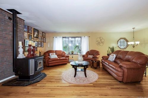 29 Arbutus St, Tompkins Corners, NY 10579-1302