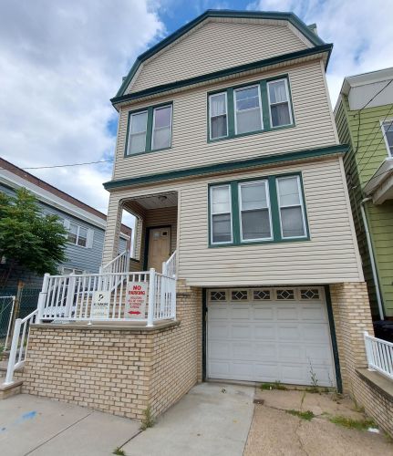 17 18th St, Bayonne, NJ 07002-4437