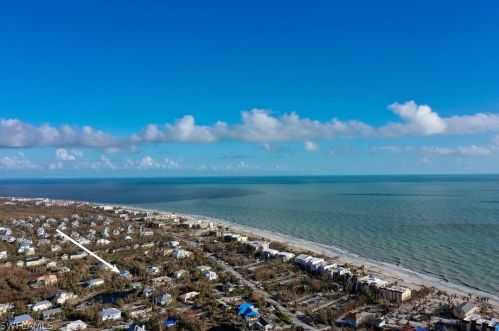 215 Robinwood Cir, Sanibel FL  33957-5722 exterior