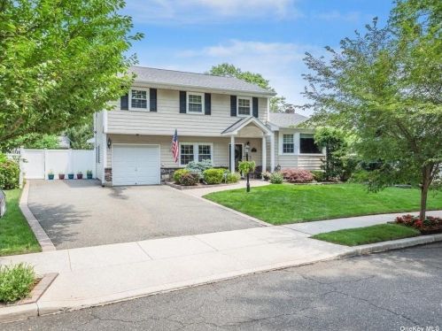 227 Woodlawn Ave, Huntington Station, NY 11746-6956