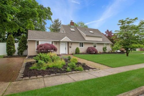 2 Whisper Ln, North Wantagh, NY 11793-1232