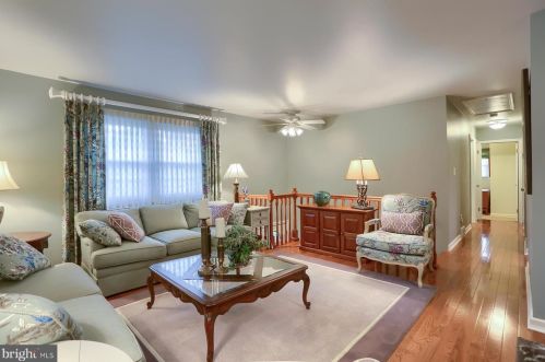 512 Wayne Dr, Navy Sup Dpt, PA 17055-4984