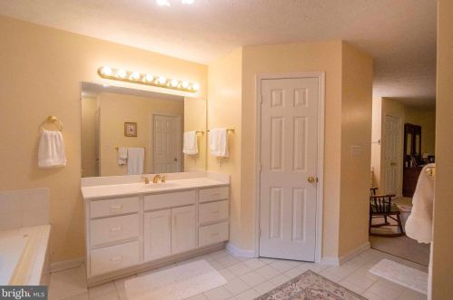 160 Manor Dr, Edinburg VA  22824-3579 exterior