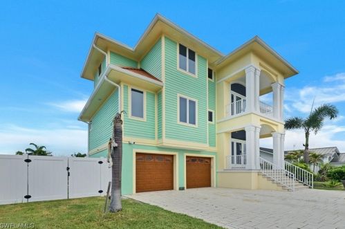 2437 Sapodilla Ln, Saint James City, FL 33956-2044