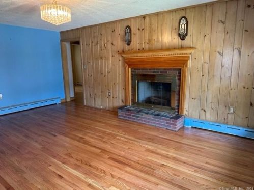 122 Enoch St, Waterbury CT  06705-2228 exterior