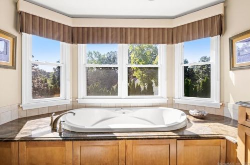 10 Wedgewood Ln, Wapping CT 06074-1580 exterior