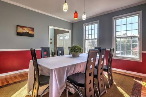 2 Dogwood Ln, Wallingford CT 06492-1953 exterior