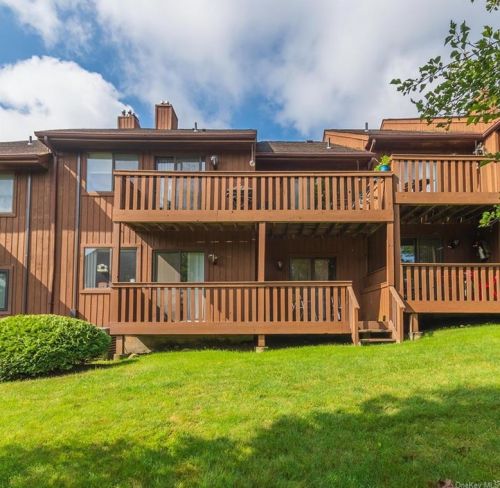 135 Swan Ct, Poughkeepsie NY  12603-6971 exterior