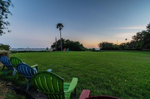 5148 31st Ave, Saint Petersburg FL  33707-5600 exterior