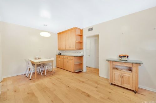 4646 Noble Ave, Van Nuys CA 91403-2013 exterior