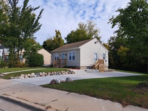 4424 Hopkins St, Milwaukee, WI 53209-5927