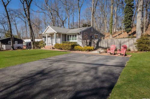 25 Woodland Dr, San Remo, NY 11754-3226
