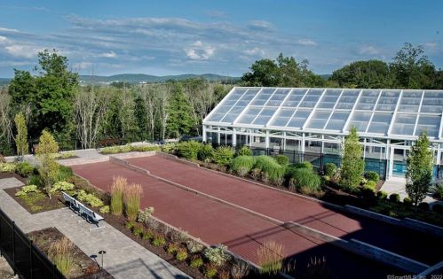618 Center Meadow Ln, Danbury CT  06810 exterior