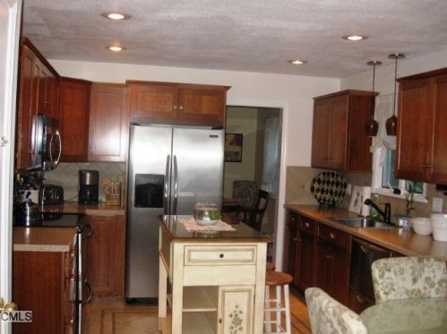 260 Rock Rimmon Rd, Stamford, CT 06903-2814