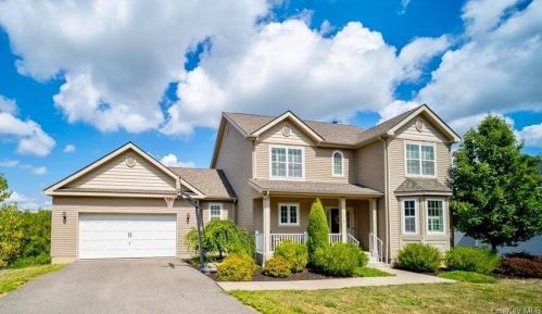 14 Knoll Ct, Fishkill, NY 12524-4304