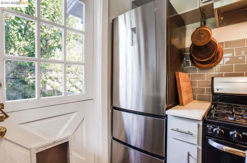 5912 Fremont St, Oakland CA 94608-2217 exterior