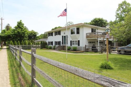 93 Old Country Rd, East Quogue, NY 11942-3803