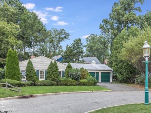 19 Evergreen Ct, Glen Ridge, NJ 07028-1101