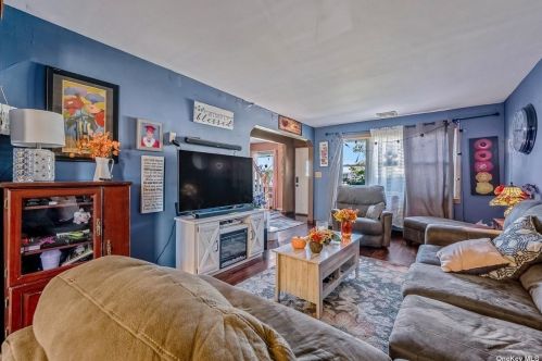 3680 Stokes Ave, Bethpage NY  11714-4132 exterior