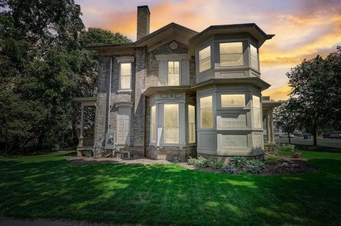 410 4th St, Watertown, WI 53094-3867