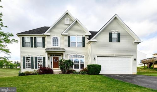 1935 Oak Hills Dr, Hanover, PA 17331-8522