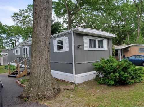 7 Sunflower Dr, Bohemia, NY 11716-4019