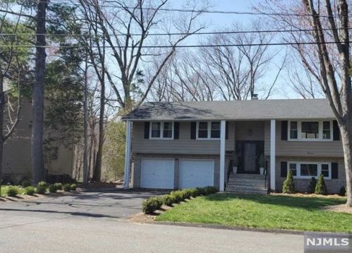 13 Lakeshore Dr, Oakland, NJ 07436-2101