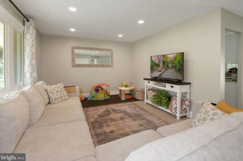 1268 Redwood Ct, Herndon VA  20170-3634 exterior