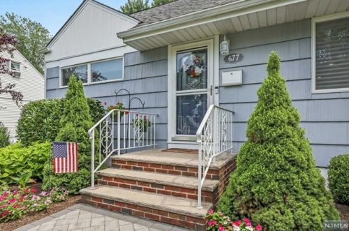 677 Arcadia Rd, Ridgewood, NJ 07450-5526