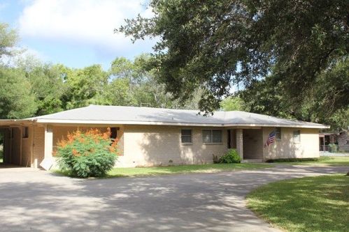 425 Ham Ln, Uvalde, TX 78801-6269