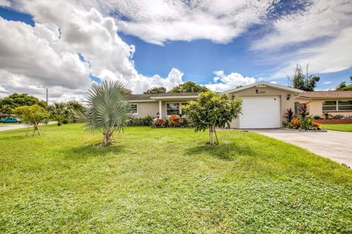 5324 Penguin Dr, Tarpon Springs, FL 34690-2141