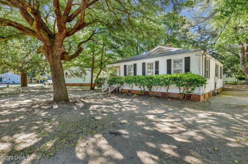 2704 Oaklawn St, Beaufort, SC 29902-4335