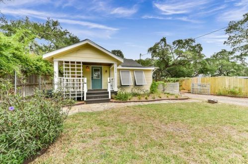 1024 Austin St, Rockport, TX 78382-2913