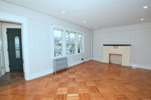 11438 198th St, Jamaica, NY 11412-2821